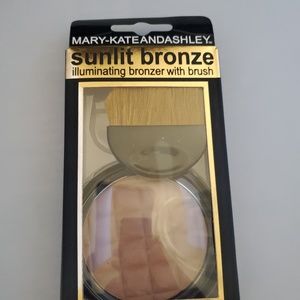 Mary kate and Ashley sunlit bronzer with brush